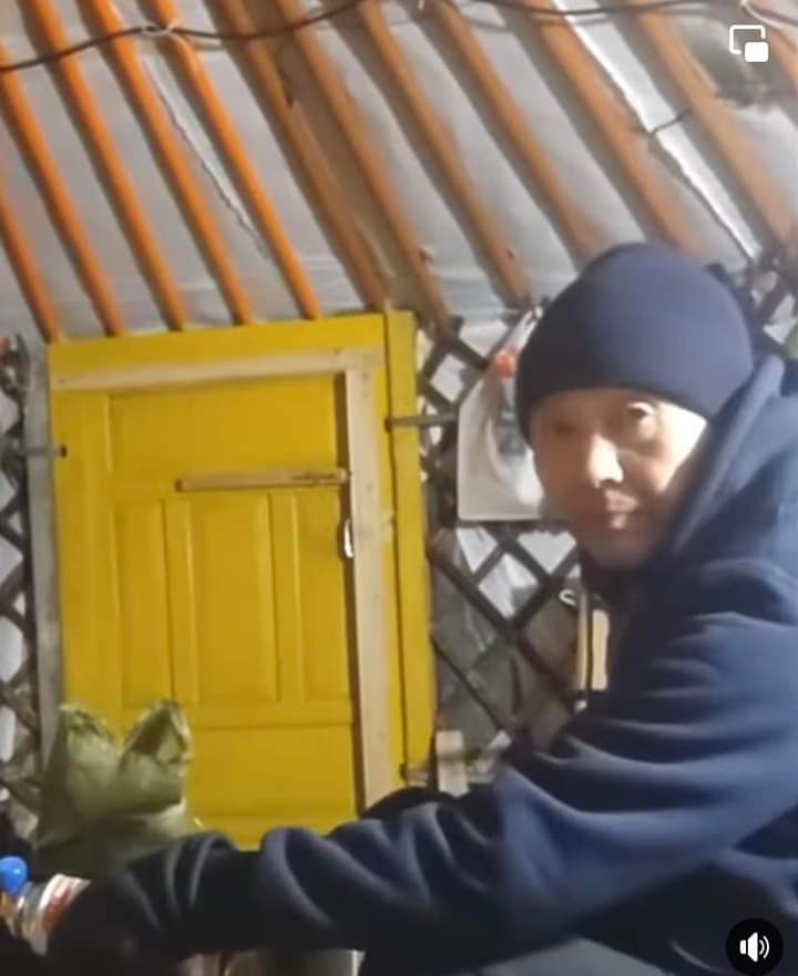 Анод банкны захирал Энхтөр. Цагтаа цалгиж явсан эр..Улс төрийн дээрэмд өртсөн байх гэж боддог юм...