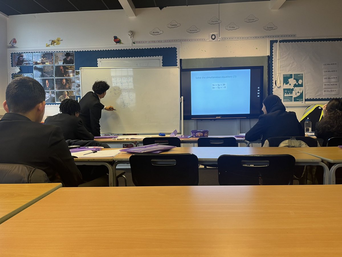 David showing the class how to solve simultaneous equations on the last day of term… fuelled by heroes of course <a href="/CockshutHillSch/">Cockshut Hill School</a> Happy End of Term everyone 🎉🎄