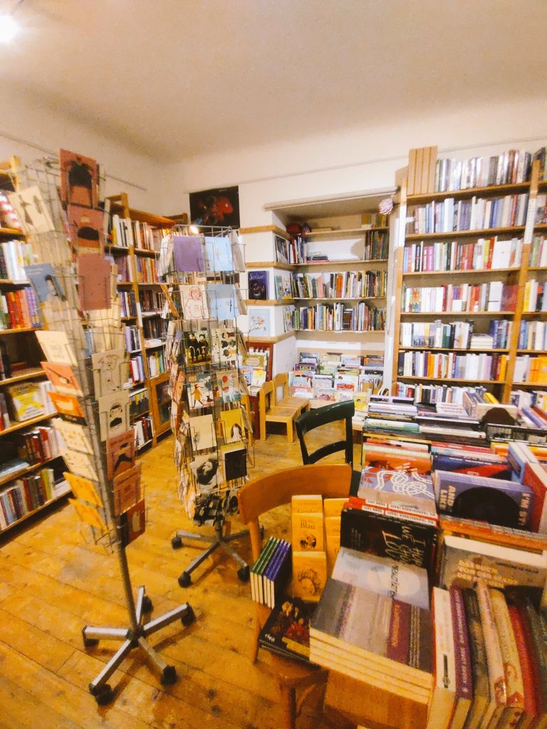 Heute, am 22.12., bleiben wir etwas länger - ihr könnt euch noch bis 19 Uhr mit  Lesestoff eindecken!
Von 23. bis 26.12. haben wir geschlossen, ab 27.12. sind wir wieder für euch da.
Wir wünschen erholsame Feiertage und liebe Grüße!
Eure LitChicks 
#feministischlesen #ChickLit