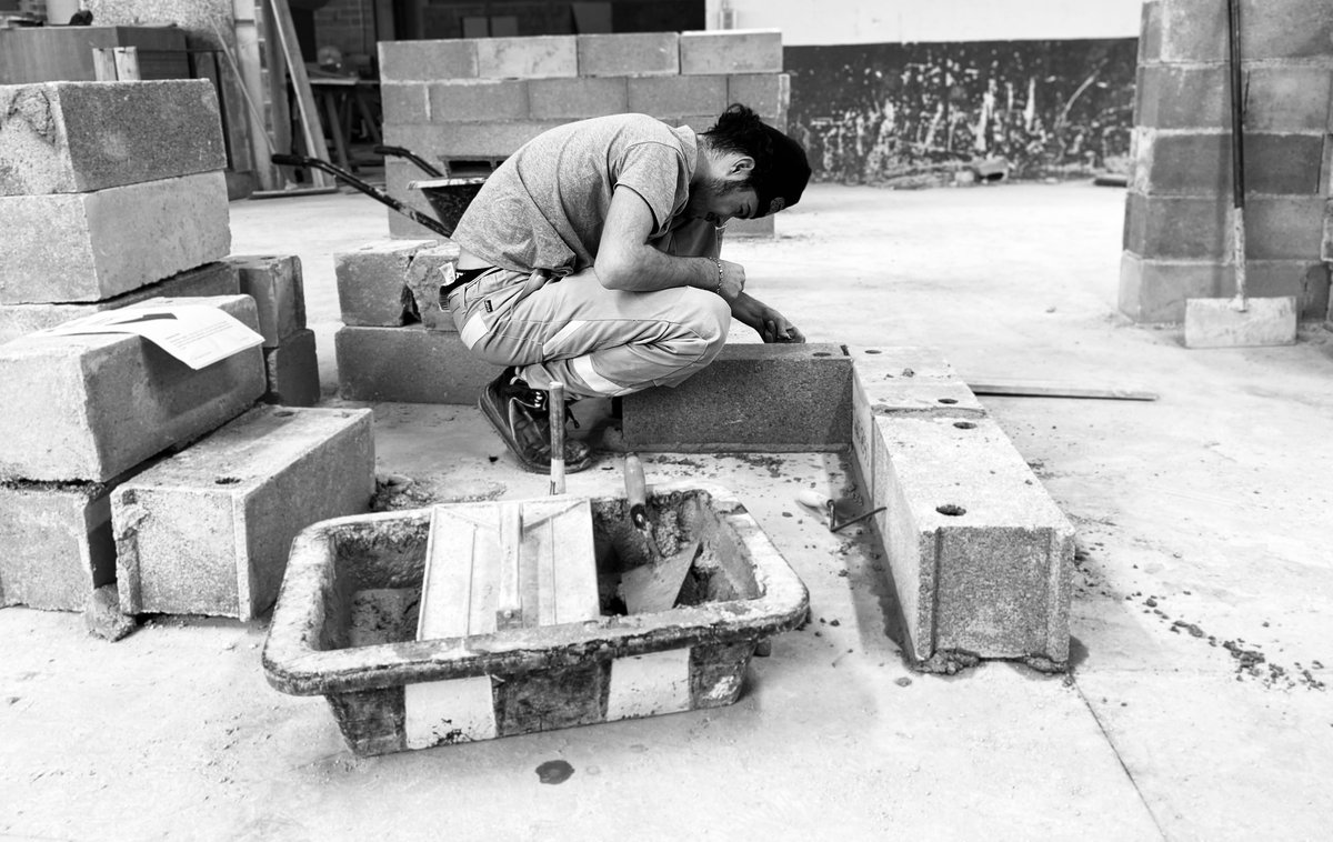 CAP Maçonnerie - 1ère année Travail autour de l'élaboration du mur d'angle. Concentration et méticulosité pour nos apprentis qui progressent aux côtés de leur formateur. #picoftheday #work #BrickByBrick #apprentissage #cfabtp #atelier #Passion #Motivation @BtpIdf @BTP_77 #btp