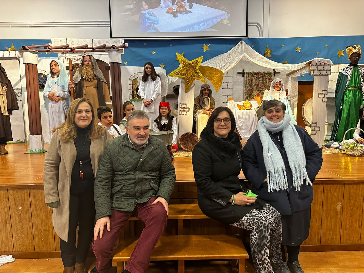JuntaGranada's tweet photo. 🌟 La delegada de @EducaAnd, @MariaJoseBaza y el alcalde de Santa Fe, @jucobor, visitan el Belén Viviente del @purisimasantafe Colegio La Purísima de Santa Fe 🎄. Una tradición de más de 30 años que une a toda la comunidad educativa en el espíritu navideño #NavidadEnGranada https://t.co/k6MOWyMiJ6