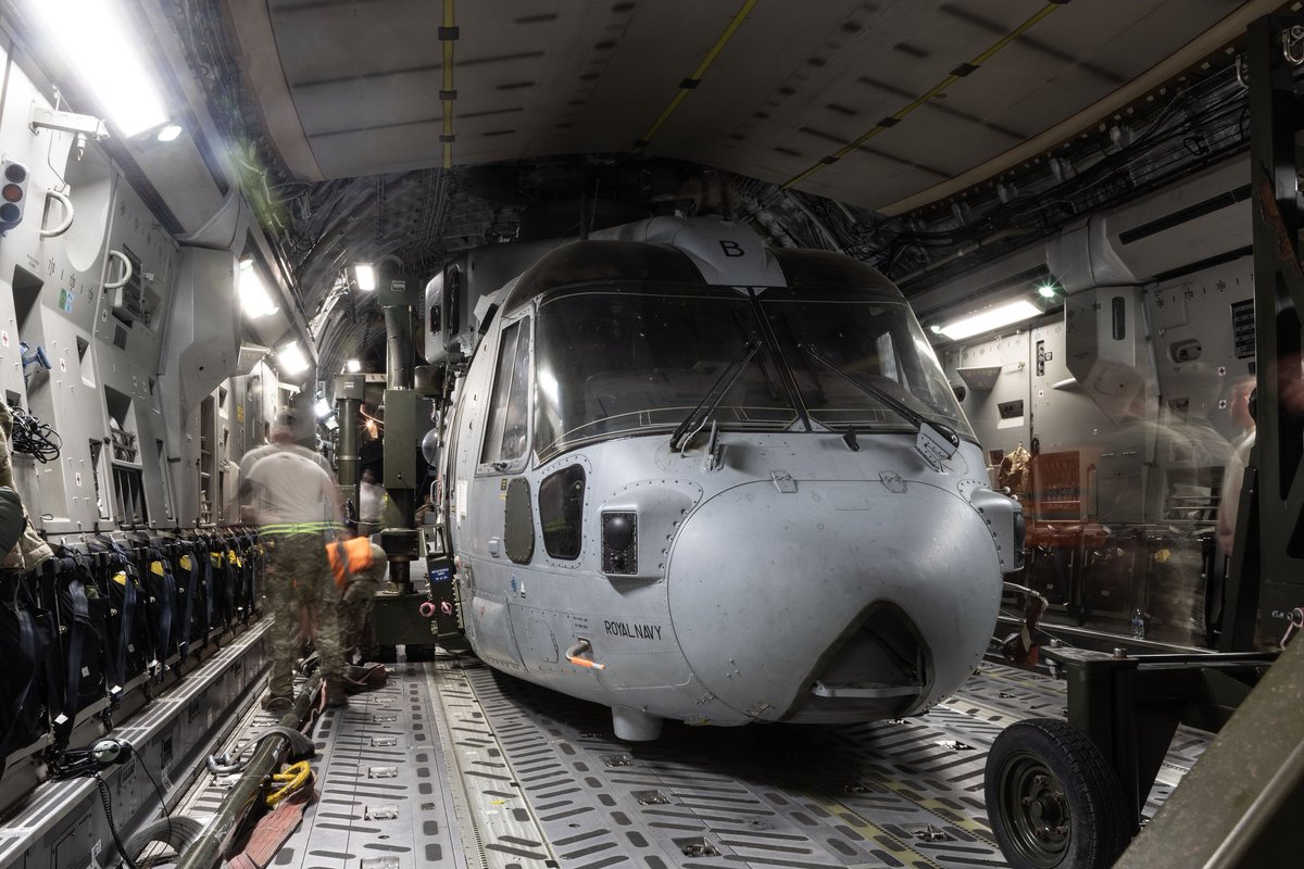 A @RoyalNavy Merlin is loaded onto a @RoyalAirForce C17 to fly back to the UK just in time for Christmas🎅🏻✈️ Taking 5 days' prep and 6 hrs to load, personnel from 99 Sqn and 845 NAS worked together to get this weighty yet intricate task done 🙌🏼 @RAFBrizeNorton @RNASYeovilton