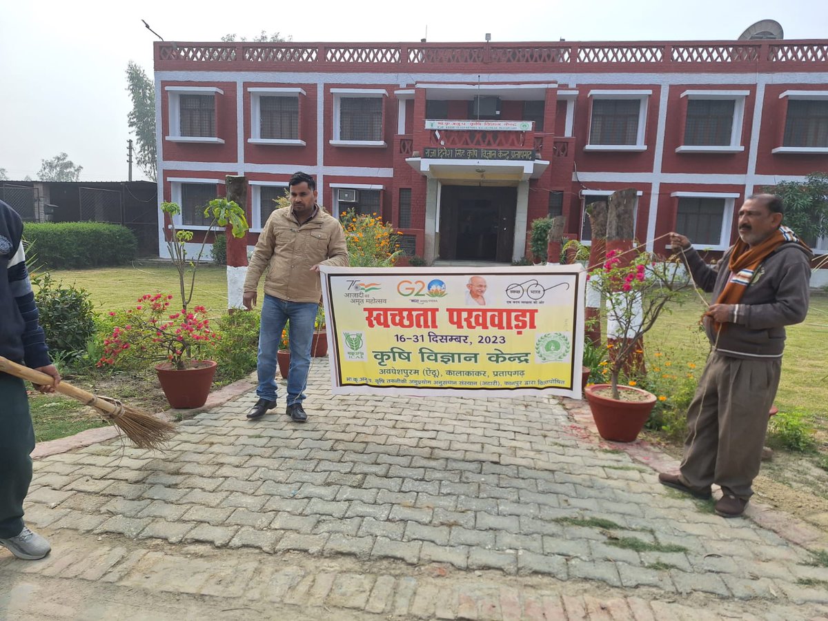 KVKPratapgarh's tweet photo. @icarindia @ICARATARIZONE3 @narendramodi @myogiadityanath 
Swachta pakhwada
#swacha bharat https://t.co/HFvReq8u57