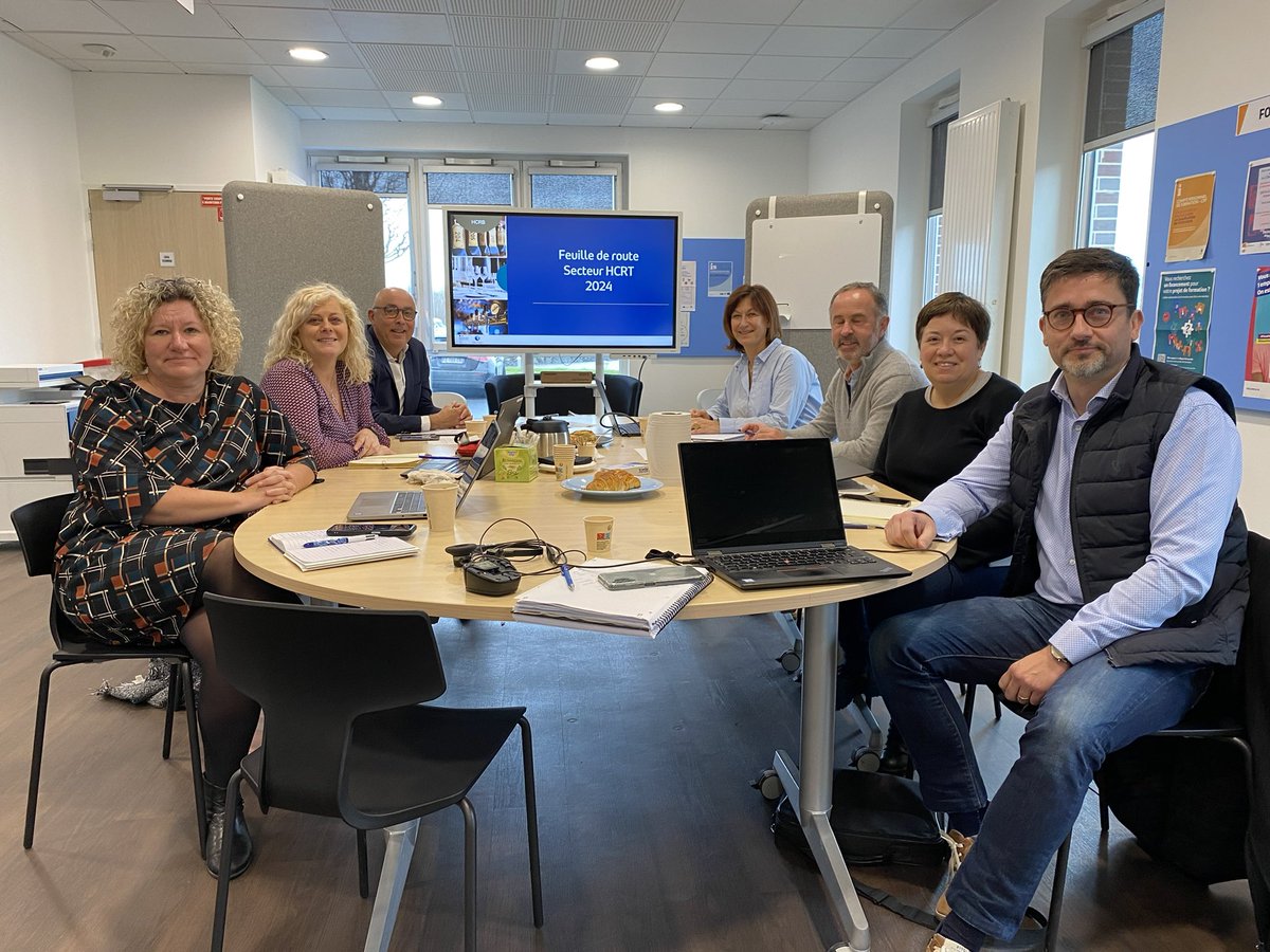 Réunion de travail aujourd’hui à Honfleur autour de la Feuille de route 2024 du secteur de l’hôtellerie-restauration
Les directeurs d’agences @Poleemploi_Ndie responsables de la filière, des 5 départements normands, au travail pour préparer les différentes actions à mener en 2024