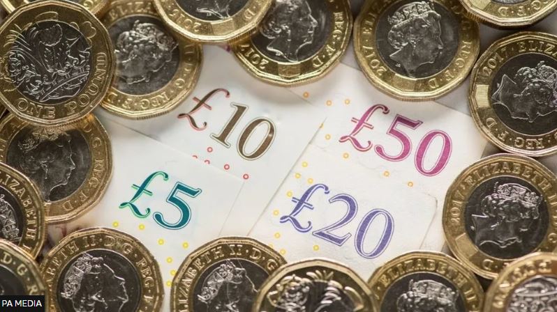 Experts think there could be a risk of a recession next year - but what does the term mean and how might it affect people in the UK? bbc.co.uk/newsround/6359…