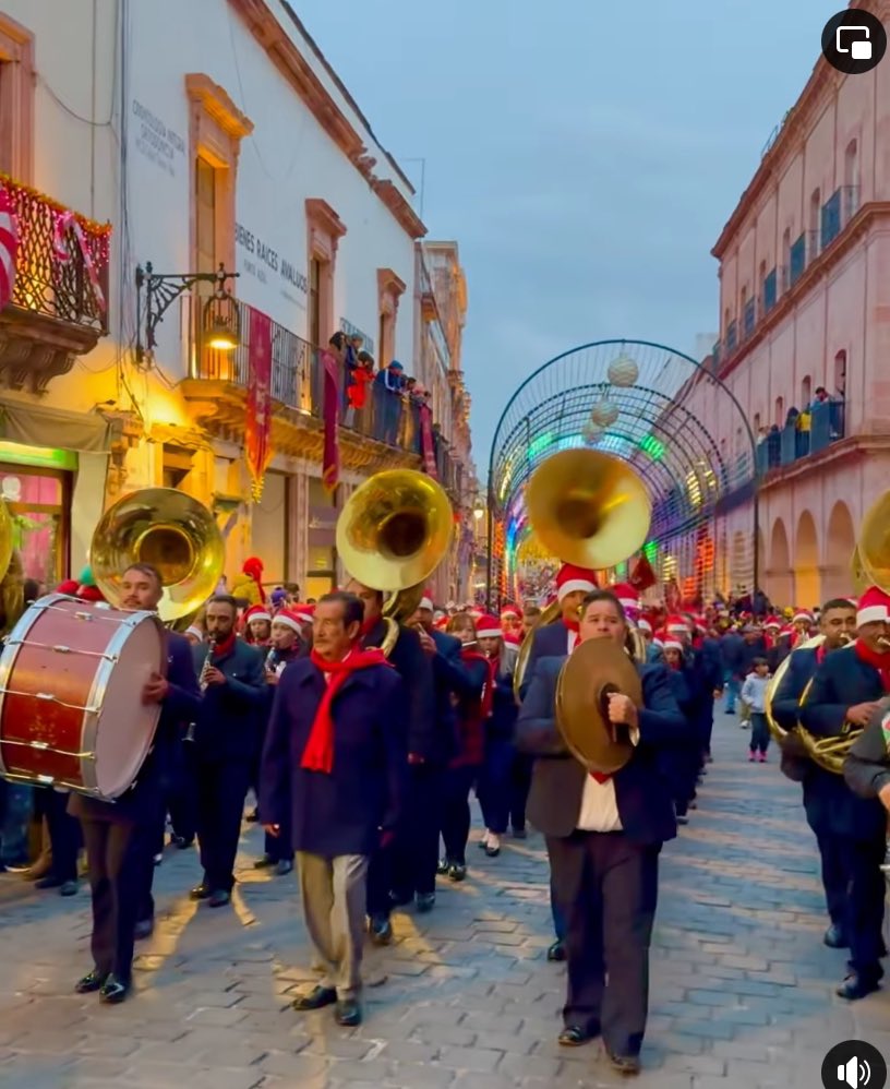 CometaHosh's tweet photo. Muy buenos días ❄️☀️
De niña viví un tiempo en Zacatecas, mis hermanas viven ahí y lo único que puedo decir es que a pesar de todo es una bellísima ciudad. Desde hace unos años su decoración y desfile navideño son una maravilla. 🎄❄️🎄
#BuenosDías #Zacatecas #QuieroIr
#México https://t.co/oPy8gaQRqv