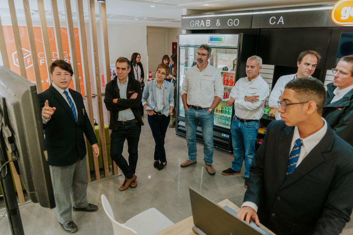 fmescondida's tweet image. Los y las estudiantes de los liceos que participan del programa #CódigoFuturo, llevaron a cabo una feria tecnológica, instancia en la que pudieron dar a conocer ante los ejecutivos y líderes de la compañía algunos de los proyectos que lograron desarrollar durante este 2023. 
@bhp