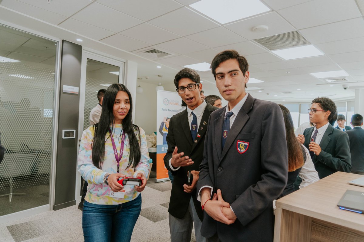 fmescondida's tweet image. Los y las estudiantes de los liceos que participan del programa #CódigoFuturo, llevaron a cabo una feria tecnológica, instancia en la que pudieron dar a conocer ante los ejecutivos y líderes de la compañía algunos de los proyectos que lograron desarrollar durante este 2023. 
@bhp