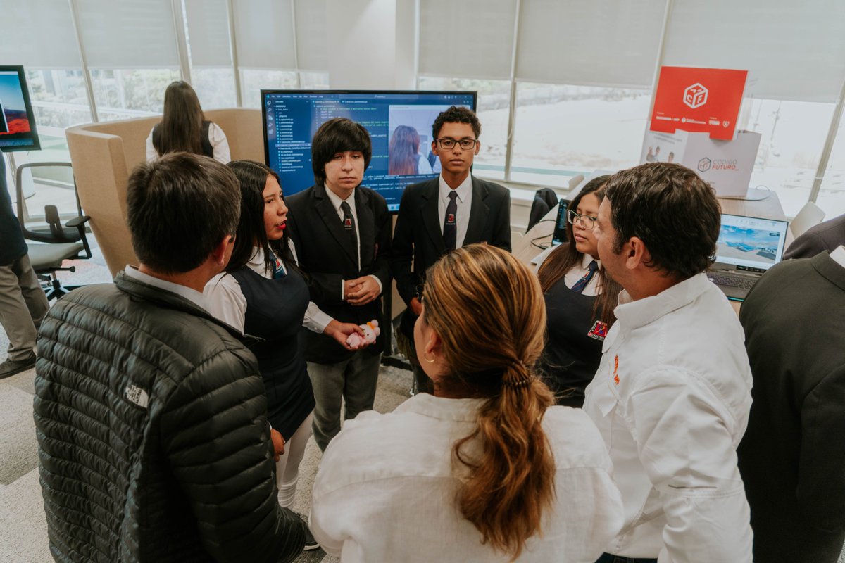 fmescondida's tweet image. Los y las estudiantes de los liceos que participan del programa #CódigoFuturo, llevaron a cabo una feria tecnológica, instancia en la que pudieron dar a conocer ante los ejecutivos y líderes de la compañía algunos de los proyectos que lograron desarrollar durante este 2023. 
@bhp