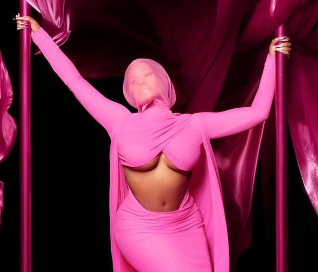 QCWorldwide's tweet image. Nicki Minaj’s “Pink Friday 2” is now the longest-running #1 album by a female rapper on Apple Music surpassing Various Artists. 

It’s the also First Female Rap Album to chart #1 on US Weekly Spotify for a 2nd week.

Apple Music Albums: #1 (15 Days) 
Spotify Weekly Albums: #1…