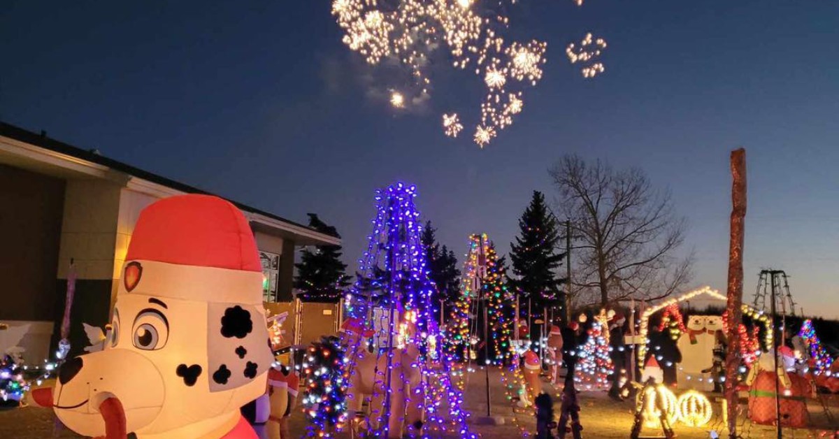 Each year, the #Lamont Christmas Light UP committee builds a walk-through Christmas display adjacent to the @town_lamont admin building on Main Street. It's lit on the last Sat of Nov & is active until Jan 14, 2024. Walk through the display, enjoy xmas music and more! #community