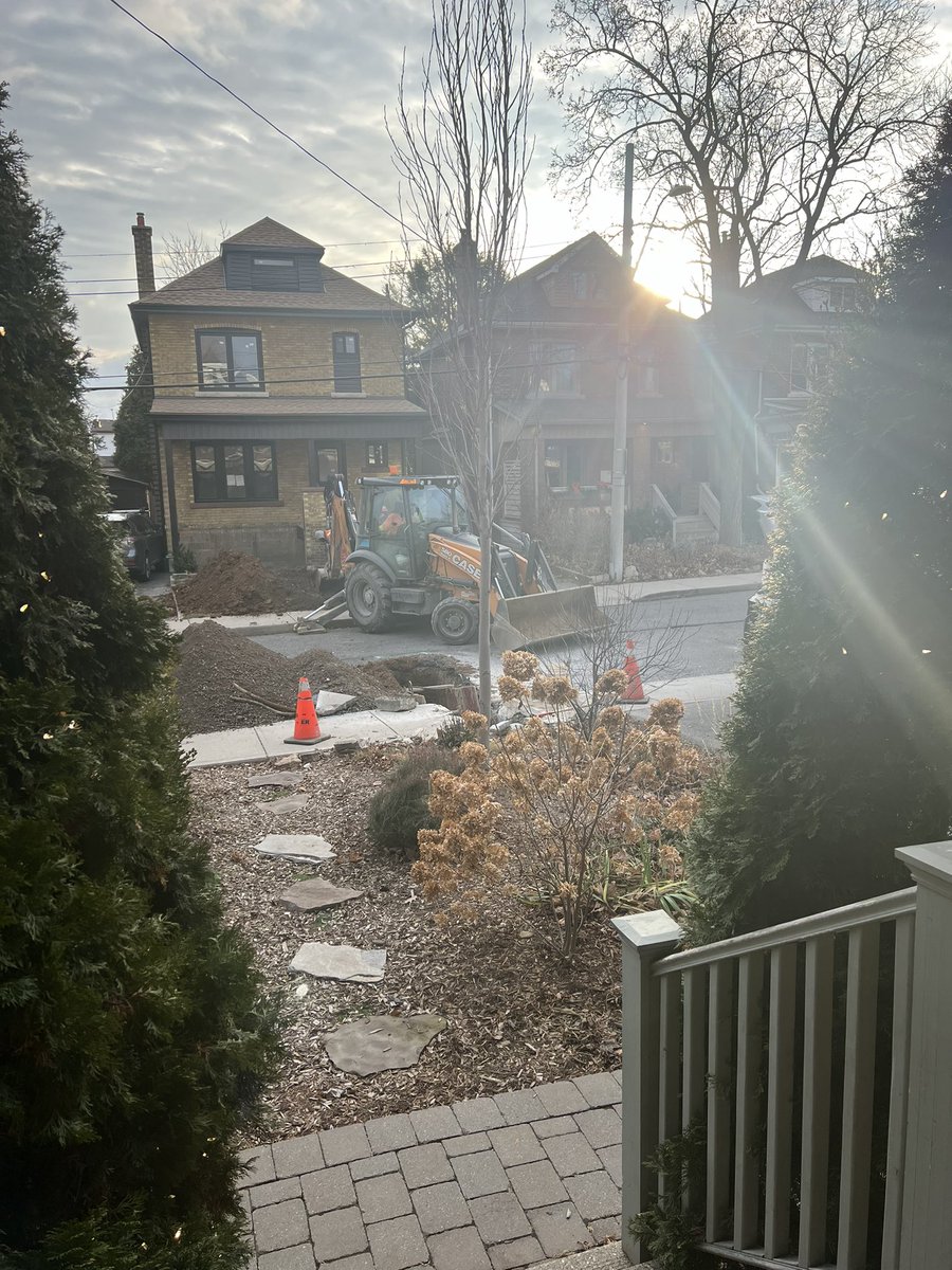 👋<a href="/cityofhamilton/">City of Hamilton</a> <a href="/NrinderWard3/">Nrinder Nann</a> is there not some way we are meant to be notified of work that will block our road, sidewalk and driveway ahead of time?