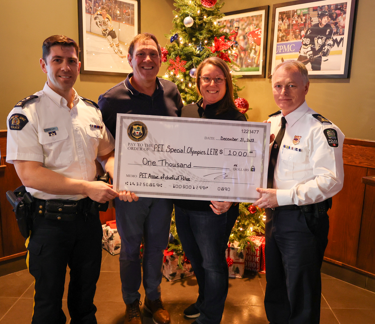 🎉 🎄PEI Association of Chiefs of Police donated $1000 to the PEI Special Olympics Law Enforcement Torch Relay. PEI RCMP Supt Lewis &amp; Charlottetown Police Chief MacConnell presented to the Charity Sheehan &amp; Forrest Spencer.