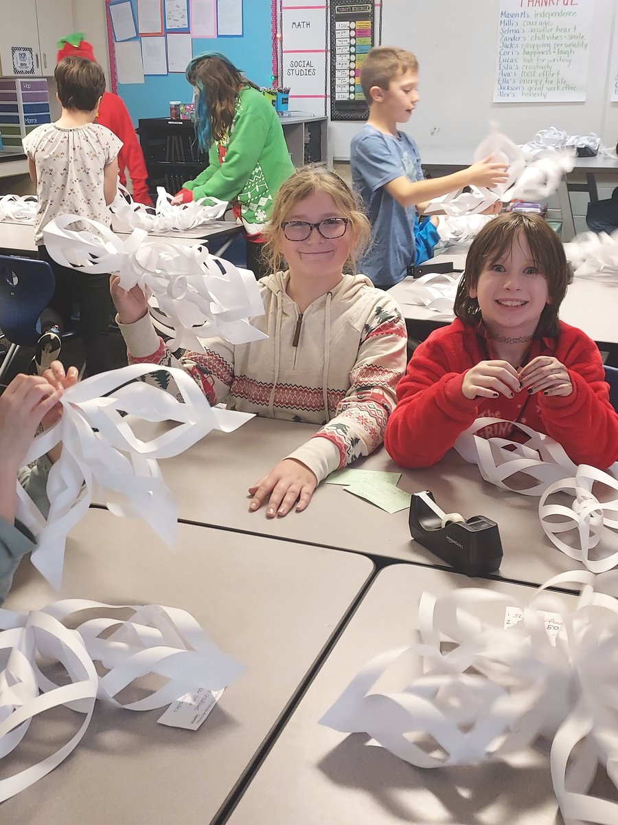 KrissiHop's tweet image. Dreaming of a white Christmas! 5th grade activity day making 3D snowflakes ❄️#gogulllake #glcsryan