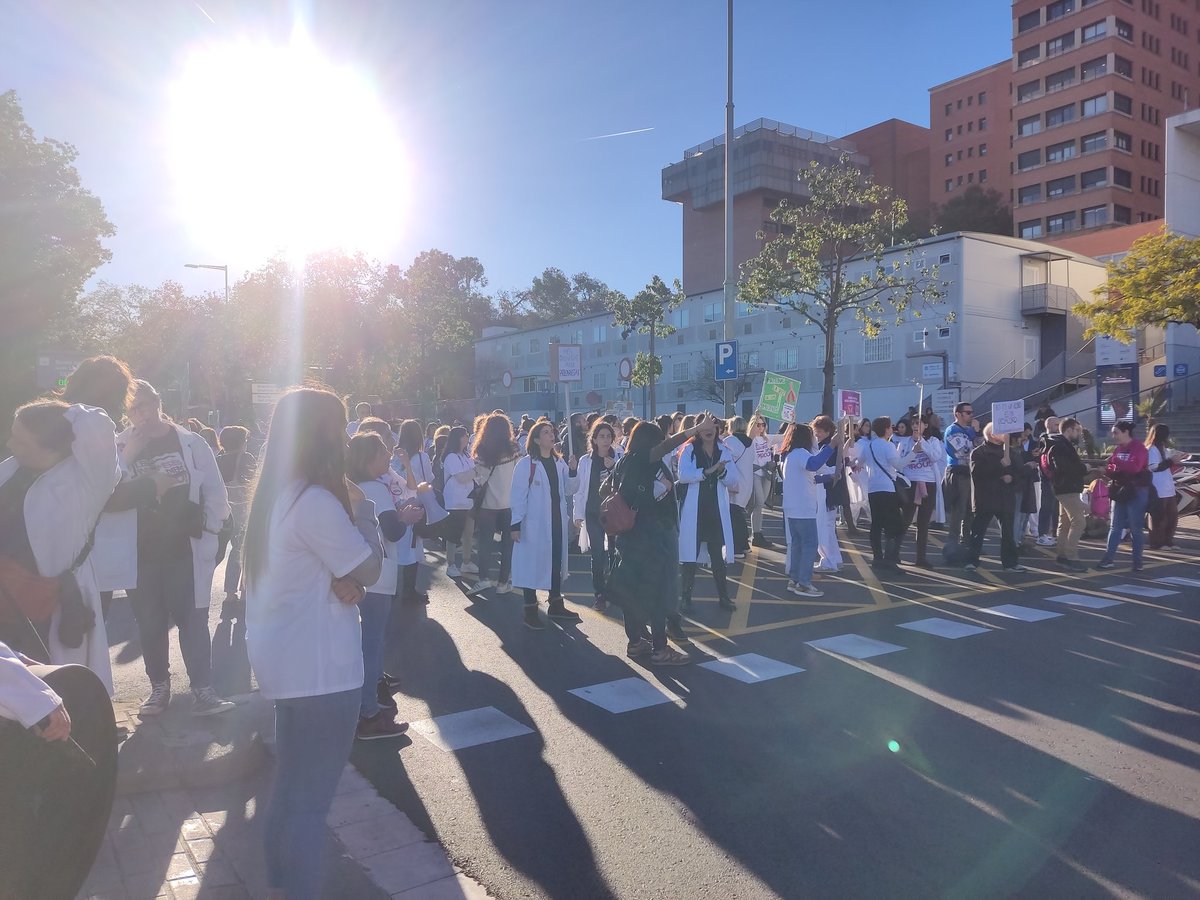 Emi Camprubi Rodríguez (@emicamprubi) on Twitter photo #infermeresdiemprou hi tornem a ser. Avui repartides entre portes de Vall d'Hebron i Hospital del Mar per mantenir la convocatòria de vaga indefinida ben viva! <a href="/CatInfermeres/">Infermeres de Catalunya</a> #infermeresdiemprou hi tornem a ser. Avui repartides entre portes de Vall d'Hebron i Hospital del Mar per mantenir la convocatòria de vaga indefinida ben viva! <a href="/CatInfermeres/">Infermeres de Catalunya</a>