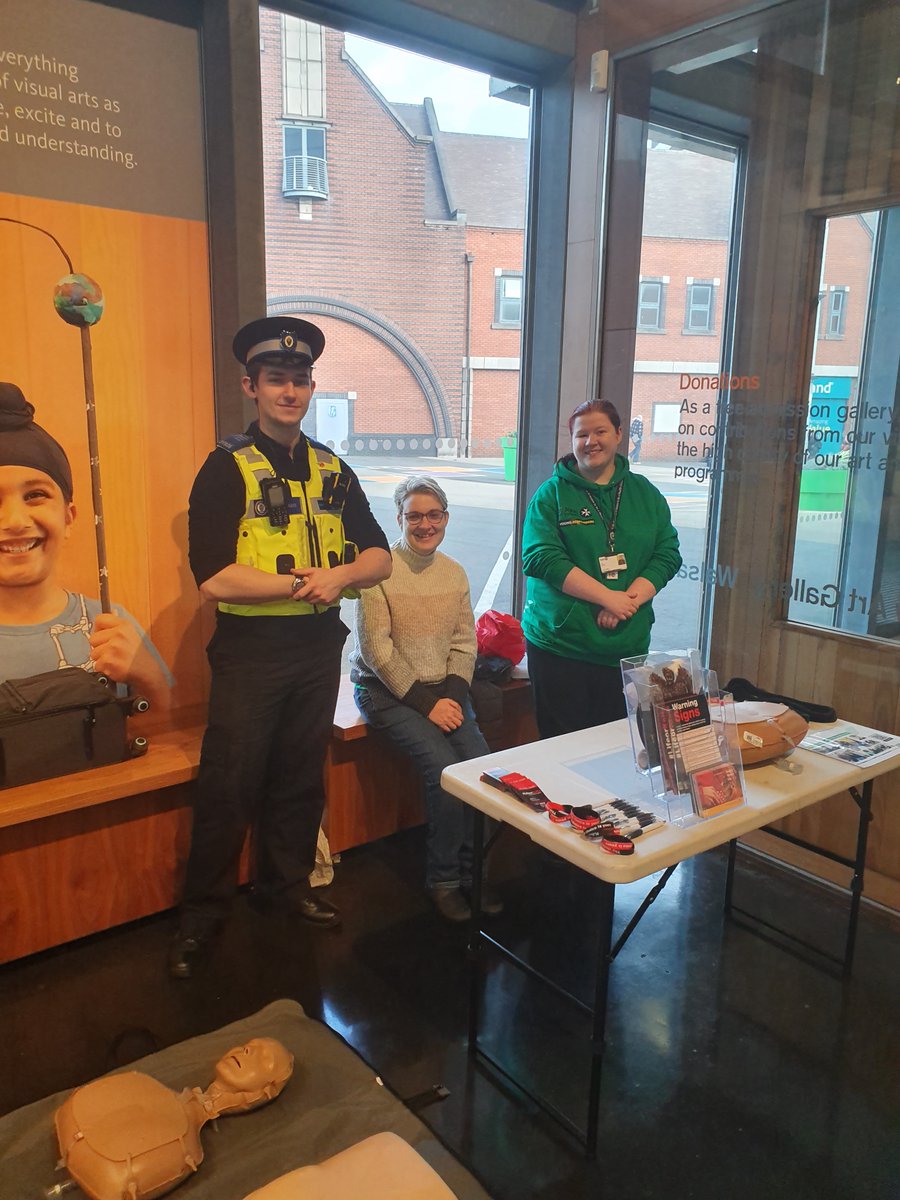 #Knifeangelwalsall | PCSO's from St Matthews Team 3 were at the @newartgalley again yesterday. They assisted @stjohnambulance with providing advice and first aid demonstrations. 

#Streetfirstaid #tacklingknifecrime #savelives
@walsallpolice @WMPolice