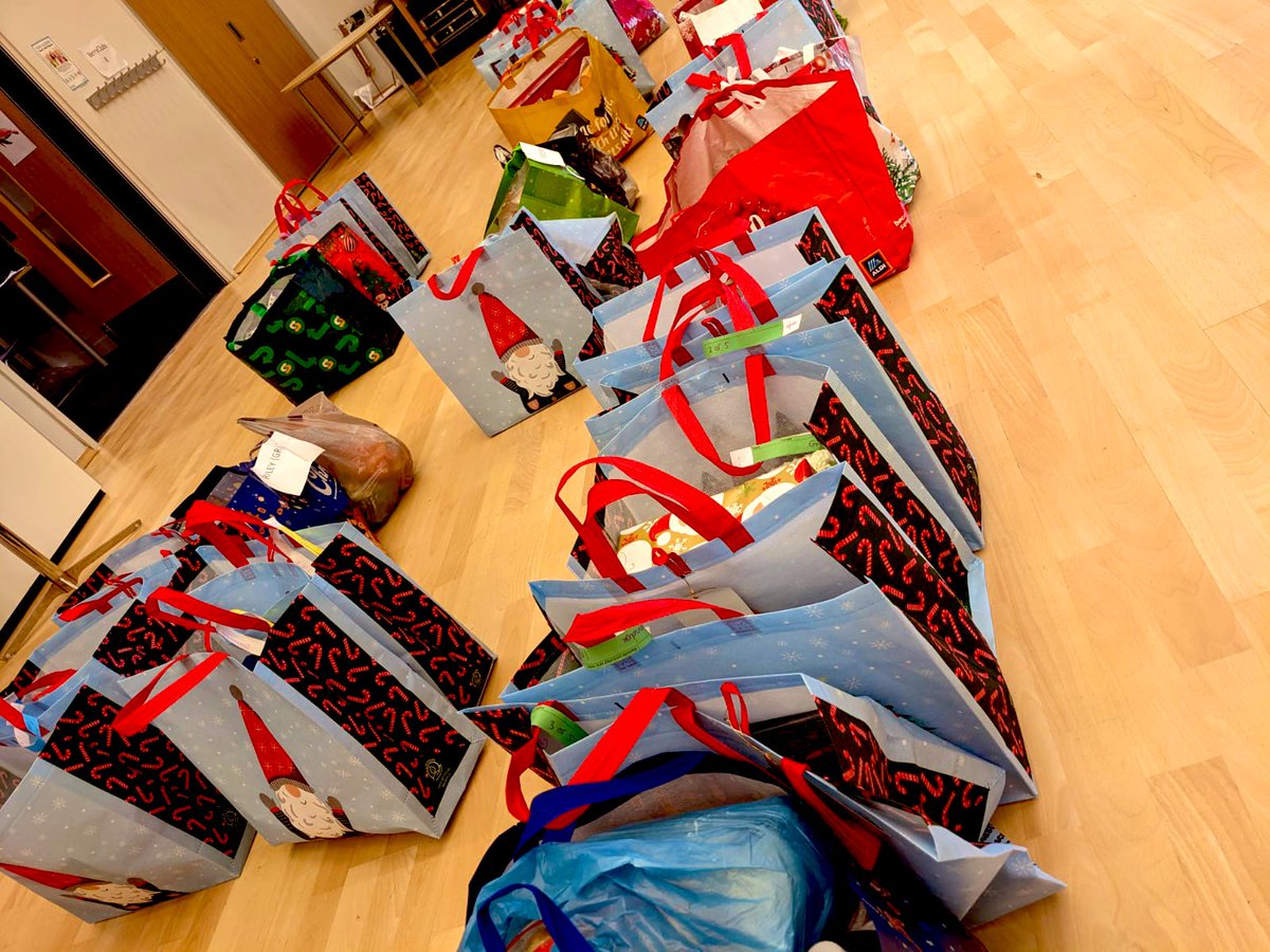 Assistant Headteacher GRPA (@miss_south_aht) on Twitter photo A very festive morning delivering hampers to some of our <a href="/GreenRidgeR2/">Green Ridge Primary</a> families! Well done <a href="/claireacavanagh/">Claire Cavanagh</a> for organising and our elves <a href="/AmyCrown7/">Amy Crown</a>, Mr Meachen and Barney 🎄🎁 A very festive morning delivering hampers to some of our <a href="/GreenRidgeR2/">Green Ridge Primary</a> families! Well done <a href="/claireacavanagh/">Claire Cavanagh</a> for organising and our elves <a href="/AmyCrown7/">Amy Crown</a>, Mr Meachen and Barney 🎄🎁