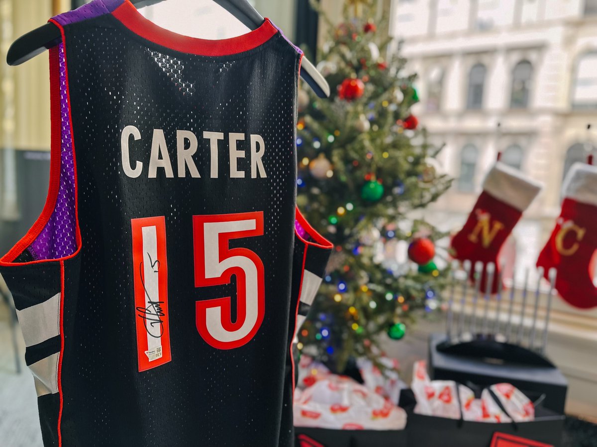 🎄🏀CHRISTMAS GIVEAWAY🏀🎄 Enter to win a Vince Carter Signed Jersey: 👋 Follow 🔄 Retweet 🤝Tag a friend Winner announced tomorrow at 12pm...