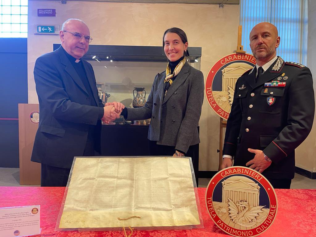 Wrapping up 2023 with a beautiful moment in Rome, where with Colonnello Alessandro Carboni, of the @Carabinieri TPC, we handed off to Father Enrico Petrucci the Papal Bull that the Monuments Men and Women Foundation @MonumentsMWfnd had recovered and returned earlier this year.