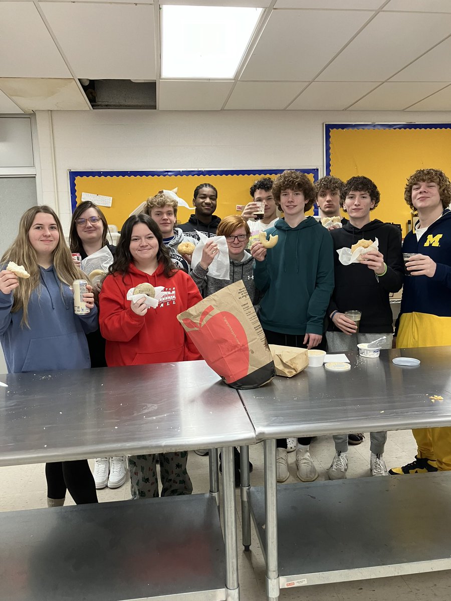 Gold Day School Store celebrates with Free Breakfast after winning the Group Promotion Competition.  Gold Day Christmas Cookie Kits beat Blue Day Christmas Popcorn.  All together they raised over $200 for MDA! @FraserSchools @FraserHSDECA @BrasureCTE