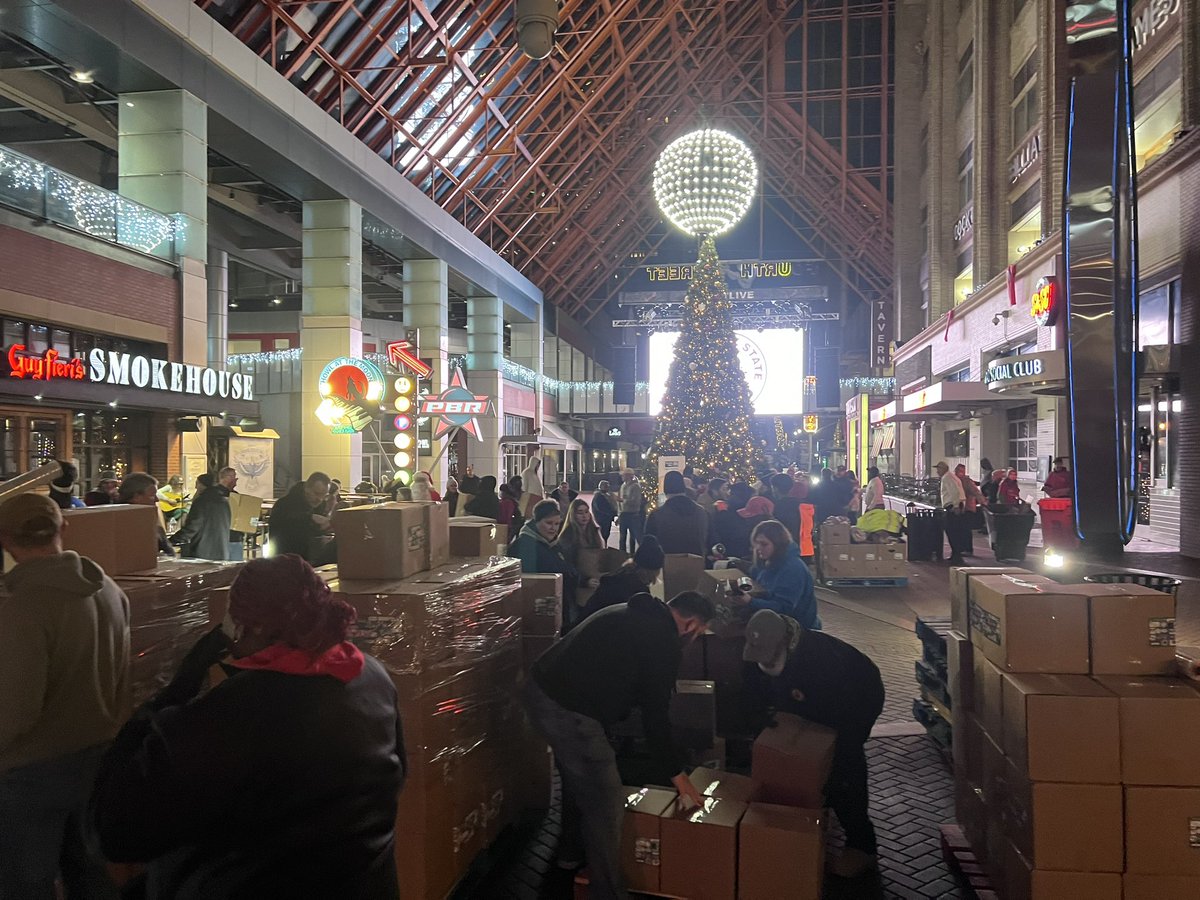 Started the morning off early at the 13th annual Boxes of Love packing event, where 1,500 meals were boxed for families in need. Grateful to be a co-sponsor on such an incredible event. Thankful to our labor, business partners, and <a href="/MetroUnitedWay/">Metro United Way</a> for organizing this event.