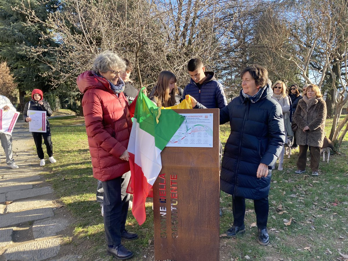 🇮🇹 🌳 Al parco Sant’Agostino, intitolati 21 alberi alle Donne Costituenti e inaugurati i totem multimediali per scoprirne la storia.
Un gesto promosso dal Consiglio delle Donne del Comune di Bergamo e accolto dall’Amministrazione.