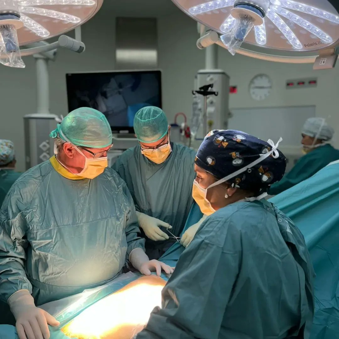 Dr Danilo Acevedo (@drdaniloacevedo) on Twitter photo Este año fue un gran honor haber compartido el quirófano con un grande entre los grandes de la cirugía digestiva y la cirugía colorrectal 💪🏽, con una experiencia incalculable y gran pasión por la enseñanza 🤓, <a href="/etargarona/">Eduardo Targarona</a>, a quién le estoy muy agradecido 🙏🏻 Este año fue un gran honor haber compartido el quirófano con un grande entre los grandes de la cirugía digestiva y la cirugía colorrectal 💪🏽, con una experiencia incalculable y gran pasión por la enseñanza 🤓, <a href="/etargarona/">Eduardo Targarona</a>, a quién le estoy muy agradecido 🙏🏻