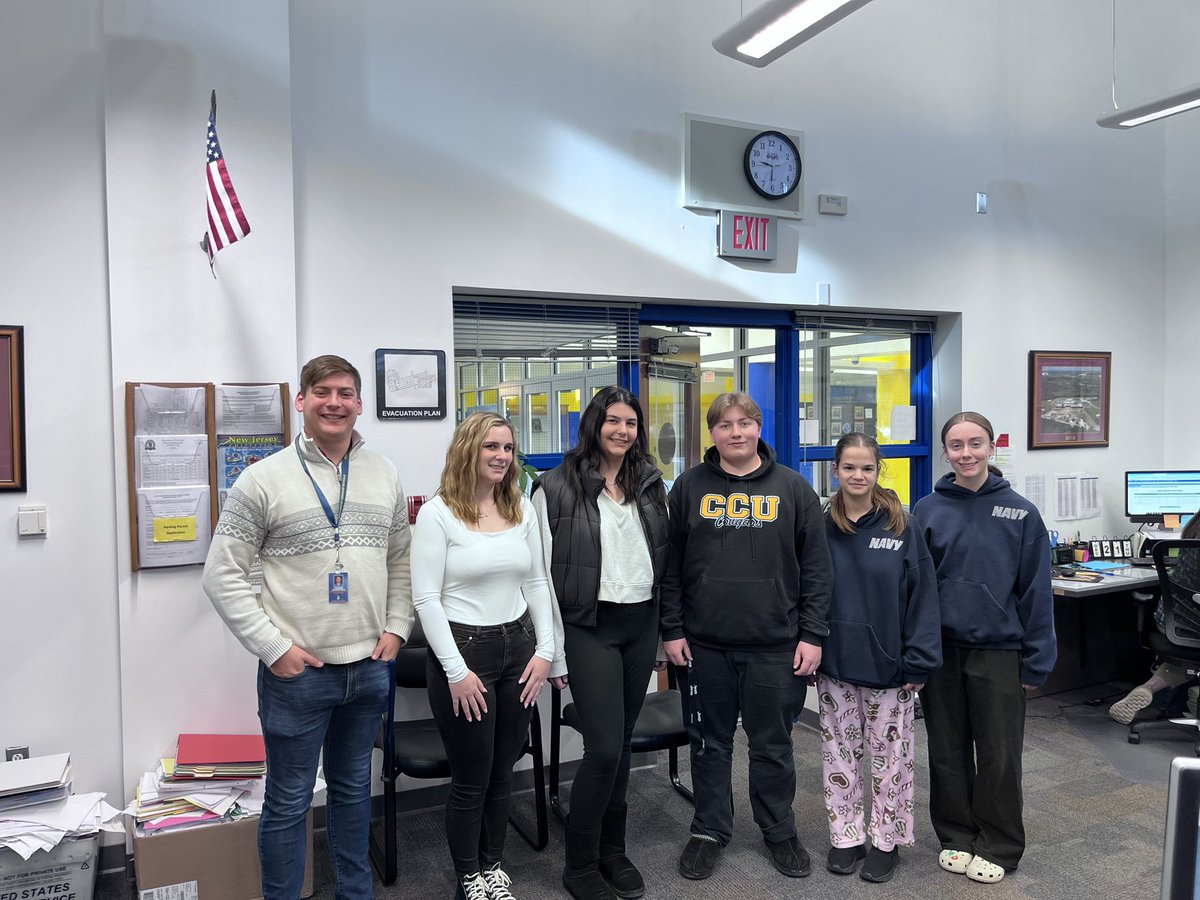Great job by some of of chorus students who caroled today! thanks for brightening up our day! 💙💛 
#MTHawkPride