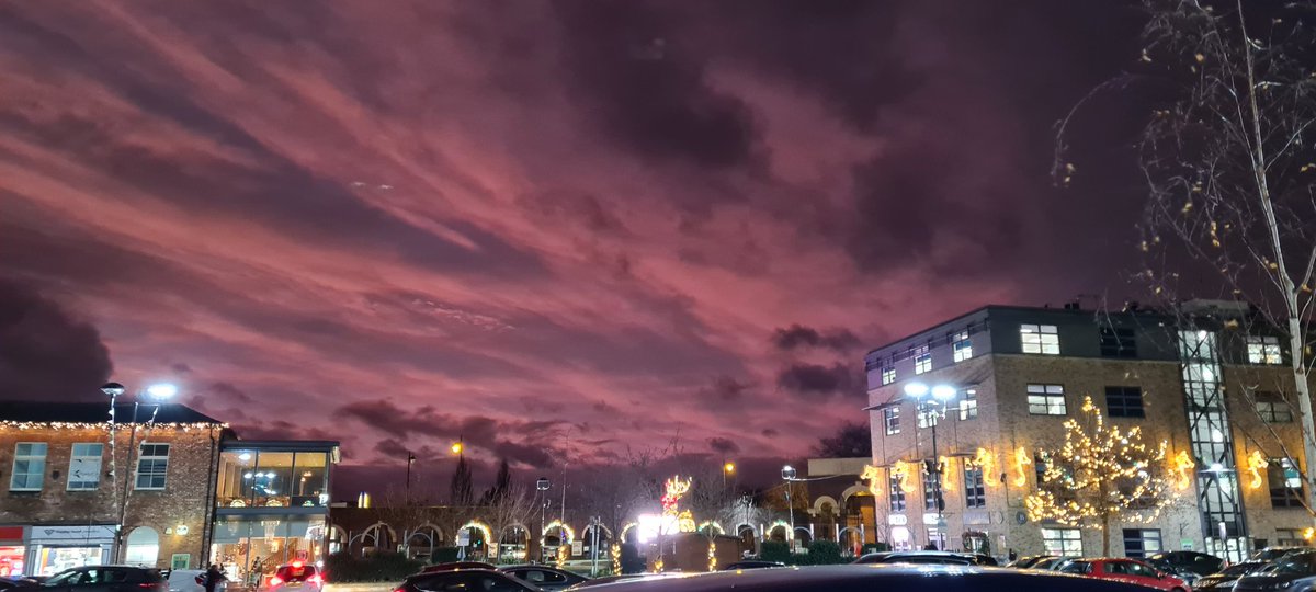 Wow! What an amazing sky tonight! @StormHour @itvweather