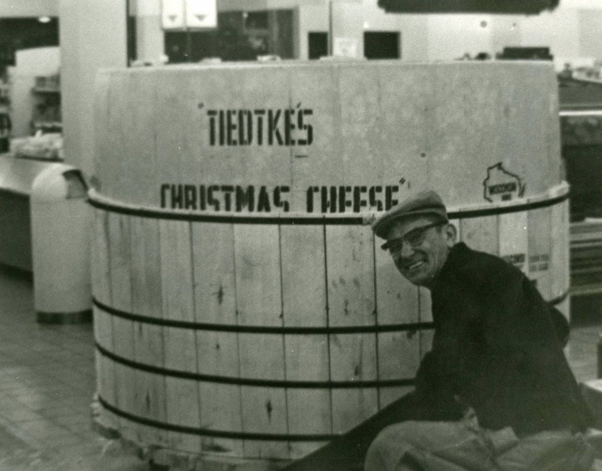 Who remembers Tiedtke's giant holiday cheese wheel? 🧀 Check out these photos from the 1950s. We love any holiday tradition that involves this much cheese! The popular cheese consistently sold out in two days or less each year. ow.ly/Pmar50QiQef