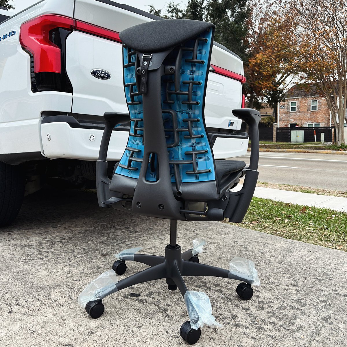 ThumblessCovert's tweet image. One of my brothers from another mother gifted me this Herman Miller for Christmas. I’ve been wanting one for many years and now the time as come