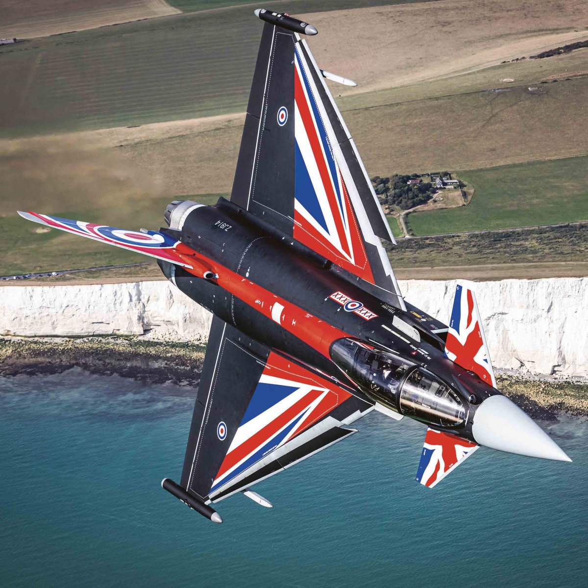 12 Days of @RAF images for Christmas - Day 10! The RAF Typhoon Display Team aircraft, Blackjack, piloted by Flt Lt Saintly flying over the iconic White Clifts of the southern British coastline
#RAFCalendars  #12DaysOfRAF #ChristmasCountdown