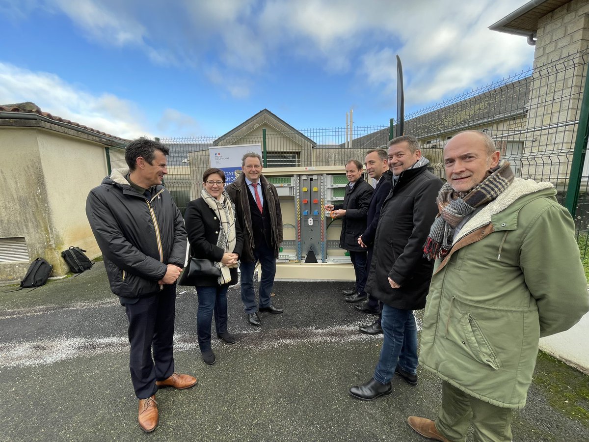 [#TrèsHautDébit]

Mise en service à #Dissay d’une des 188 armoires déjà opérationnelles.

➡️ À ce jour 118 communes sur les 237 restantes à raccorder sont en service et 35 000 logements sont éligibles.