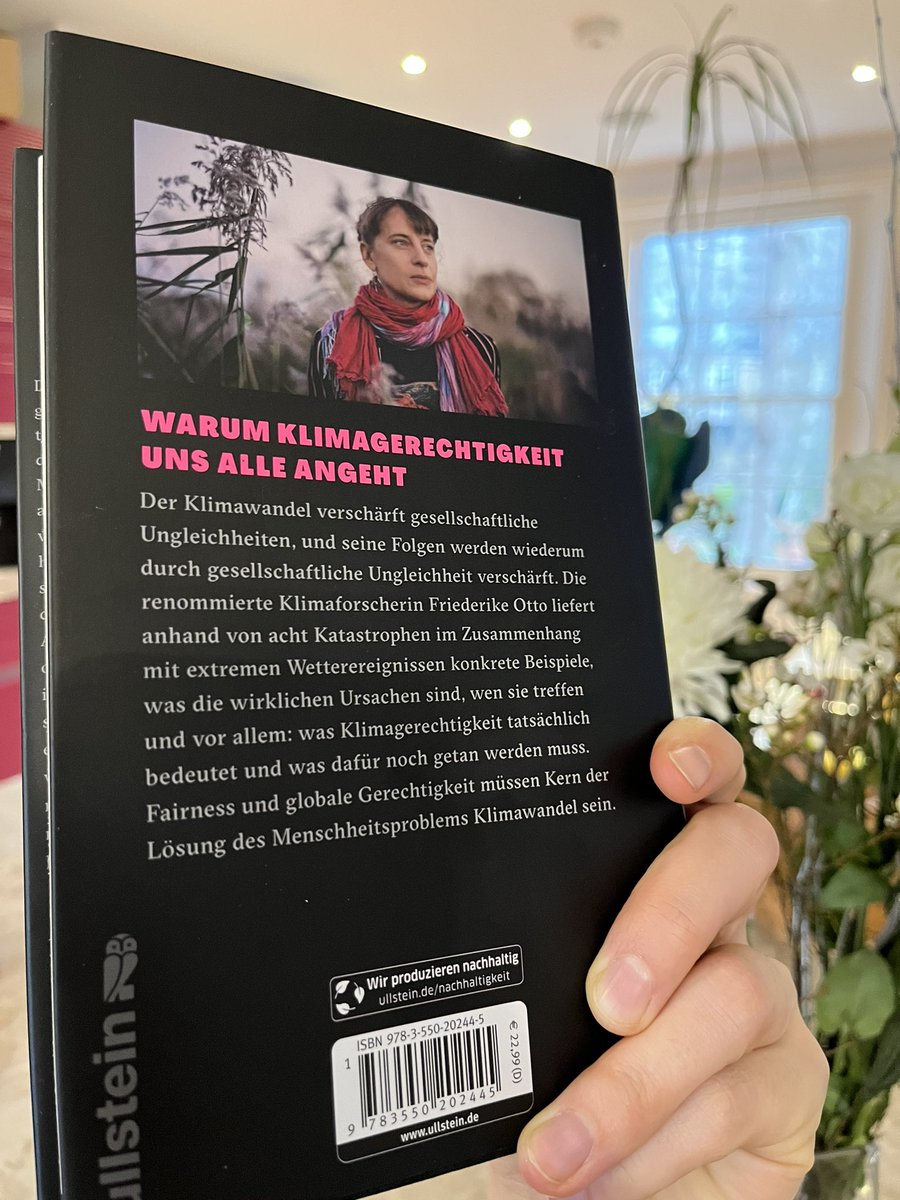 Finally holding a copy of my new book, feels like a good way to end a difficult, hot year. If you read German you can get one too very soon (28th). English is 2024th first project. ullstein.de/werke/klimaung…