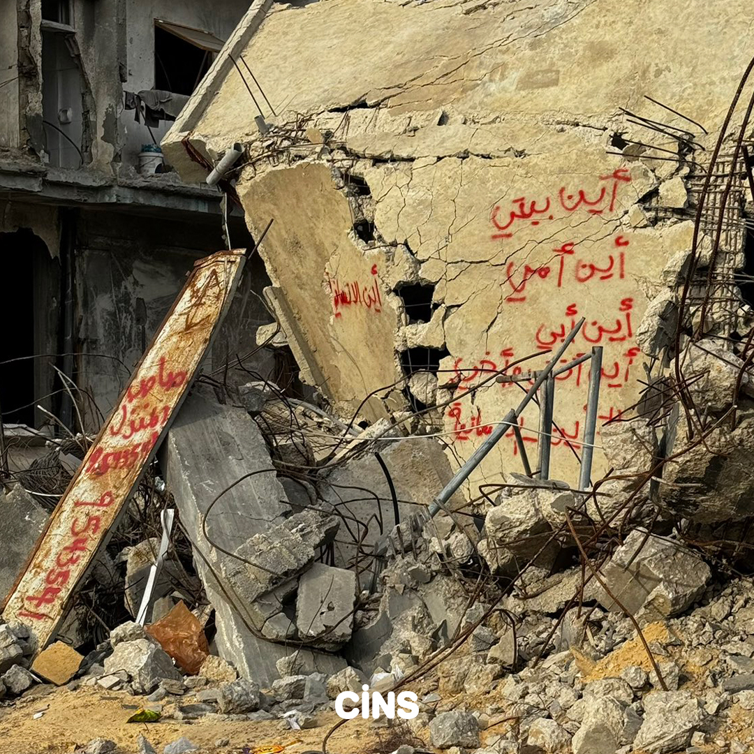 Gazze'de bir duvar yazısı... 'Evim nerede? Annem, babam, kardeşlerim nerede? İnsanlık nerede?” @omrensar