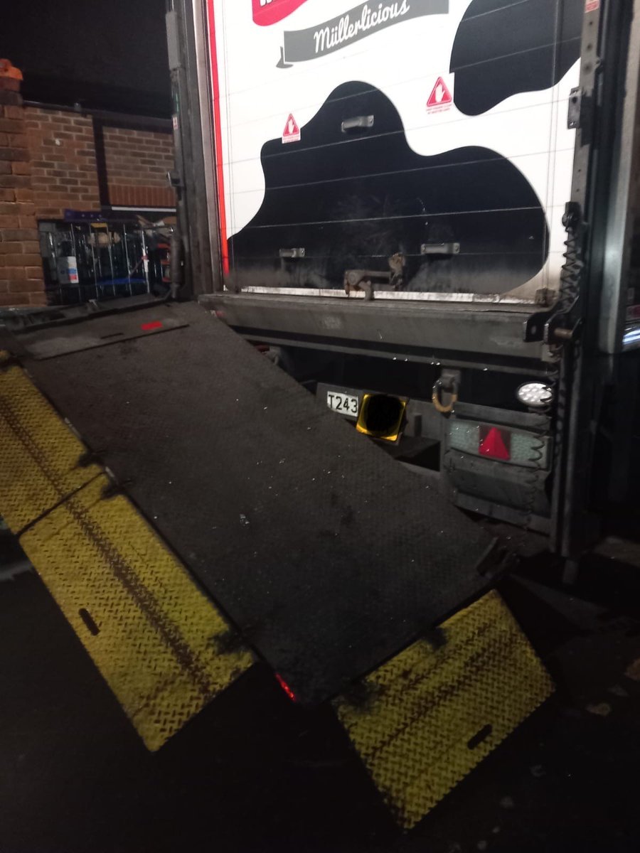 Are you experiencing tail lift issues? Our 24/7 mobile engineers dispatch within 15 minutes! Contact us for prompt on-site repairs. 🛠️ Call 0208 961 6908. #TailLift #OnsiteRepairs #FleetMaintenance