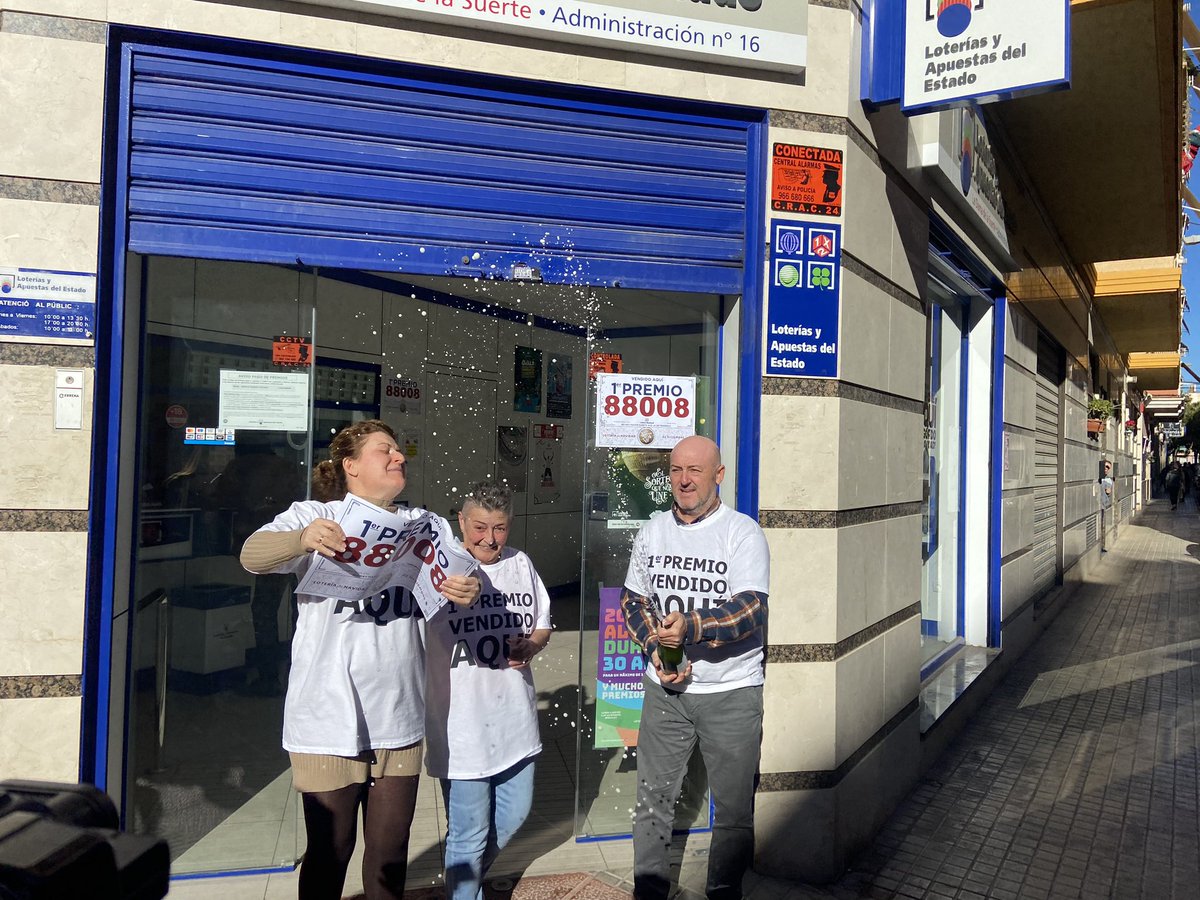 itziarmartinez_'s tweet image. ¡El Gordo cae en Elche!

Qué alegría que toque en un barrio de gente trabajadora y con tanto arte como Pepa, lotera y coplera.

Vendidos 8 décimos en la Adm. 16 (El Toscar) unos 3,2 millones

Qué alegría, también, dar estas noticias