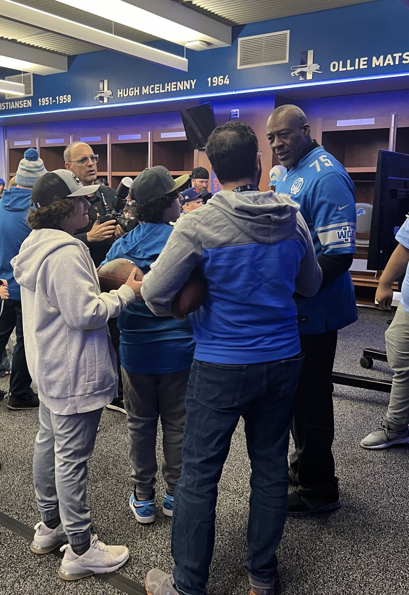 Got to take some lucky boys to a @HenryFordHealth @GameOnCancerDET event at Ford Field, where they met @Lions legends and got to play on the field. Great cause to help the city, while honoring the dedicated people doing the work.