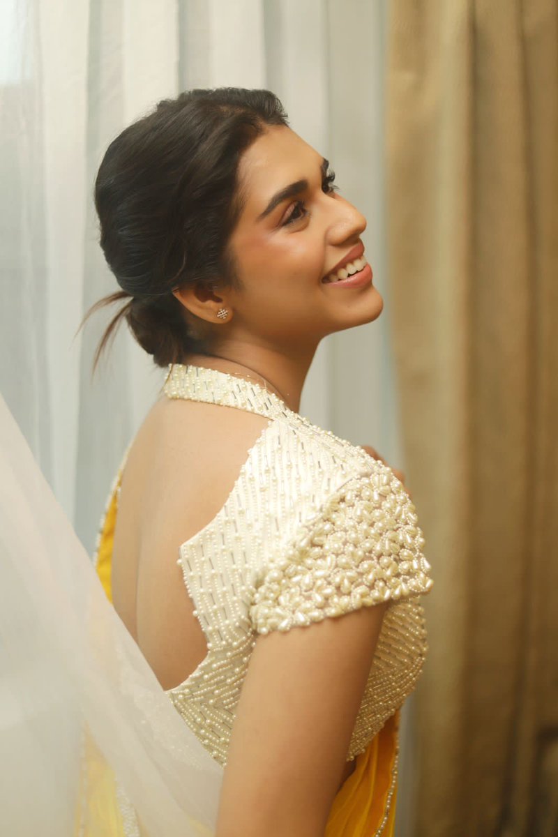 #MeenakshiGovindharajan radiates stunning beauty in every frame captured. @MeenakshiGovin2 @UVCommunication