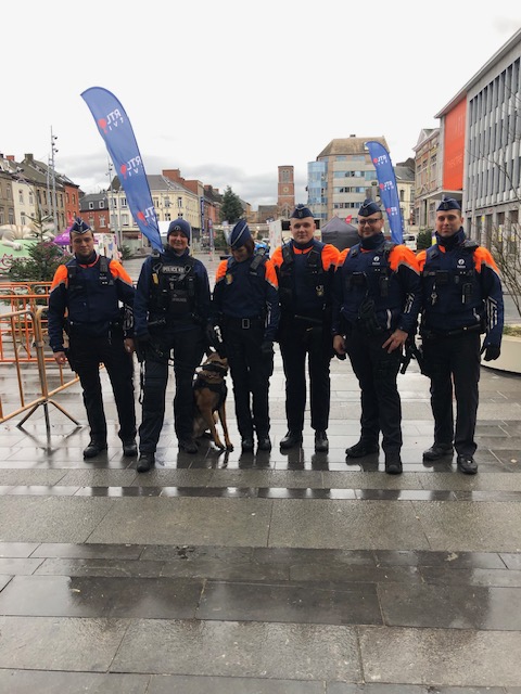 ZP5325's tweet photo. #paradertl
Vous venez ? Venez plus tôt, privilégiez les transports en commun, le co-voiturage, répartissez-vous tout le long du parcours, il est déconseillé de venir avec un sac à dos, un grand sac à main ou une poussette. https://t.co/MLkPJjwFxU https://t.co/Tex3MEfRmW