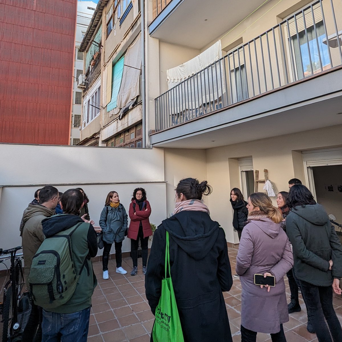 Hem aprofitat per visitar els dos projectes d'#HabitatgeCooperatiu en marxa avui a #Manresa: el nostre projecte de 'El Rusc' i les obres de la cooperativa @laravalcoop. Aprenent de les experiències que estan consolidant alternatives contra l'especulació per tot el territori.