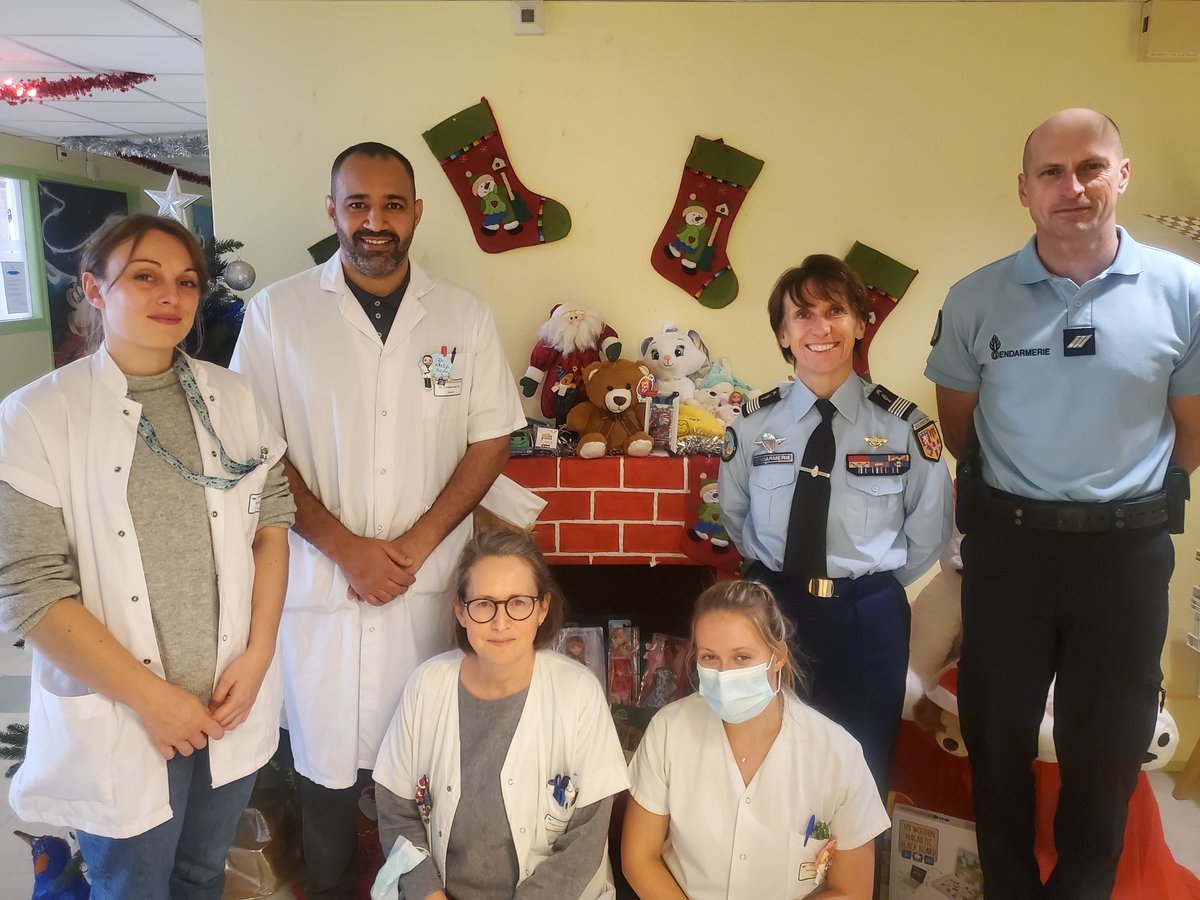 Un grand #merci au Groupement de Gendarmerie Départementale de l’Allier et à l’association "Nos Combats, Nos Héros Allier" pour le don de jouets à notre service de #pédiatrie.
Une belle attention qui illustre bien la qualité des liens de #coopération qui nous unissent.