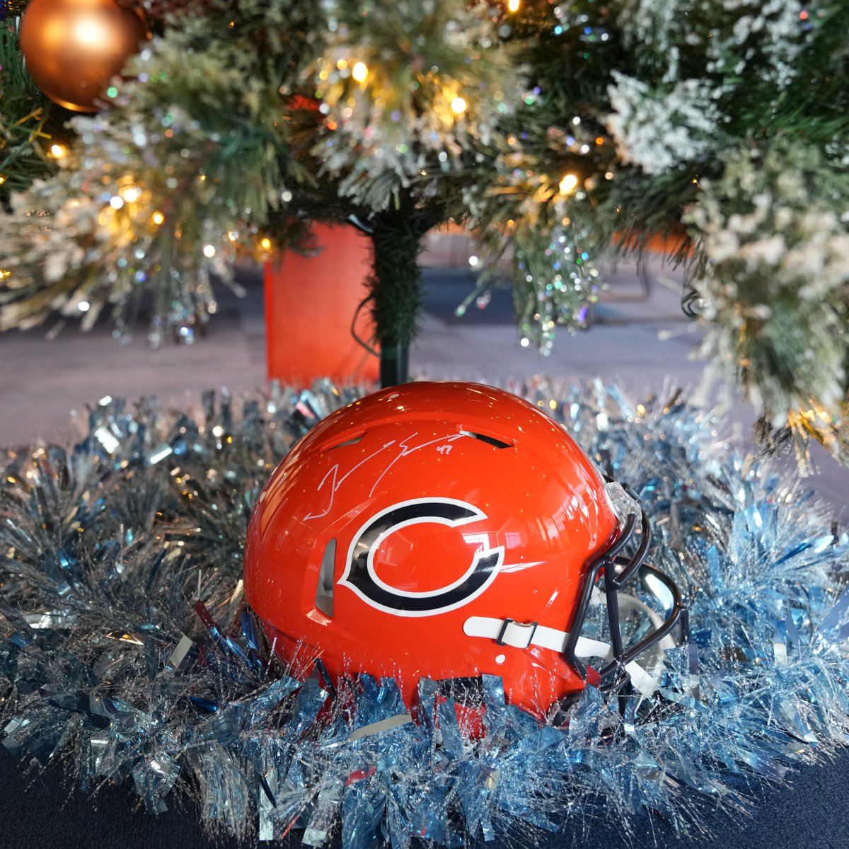 Chicago Bears (@chicagobears) on Twitter photo Our 🎁 to you
RT for the chance to win a <a href="/maine_savage23/">Tremaine Edmunds</a> signed orange helmet! #ProBowlVote Our 🎁 to you
RT for the chance to win a <a href="/maine_savage23/">Tremaine Edmunds</a> signed orange helmet! #ProBowlVote