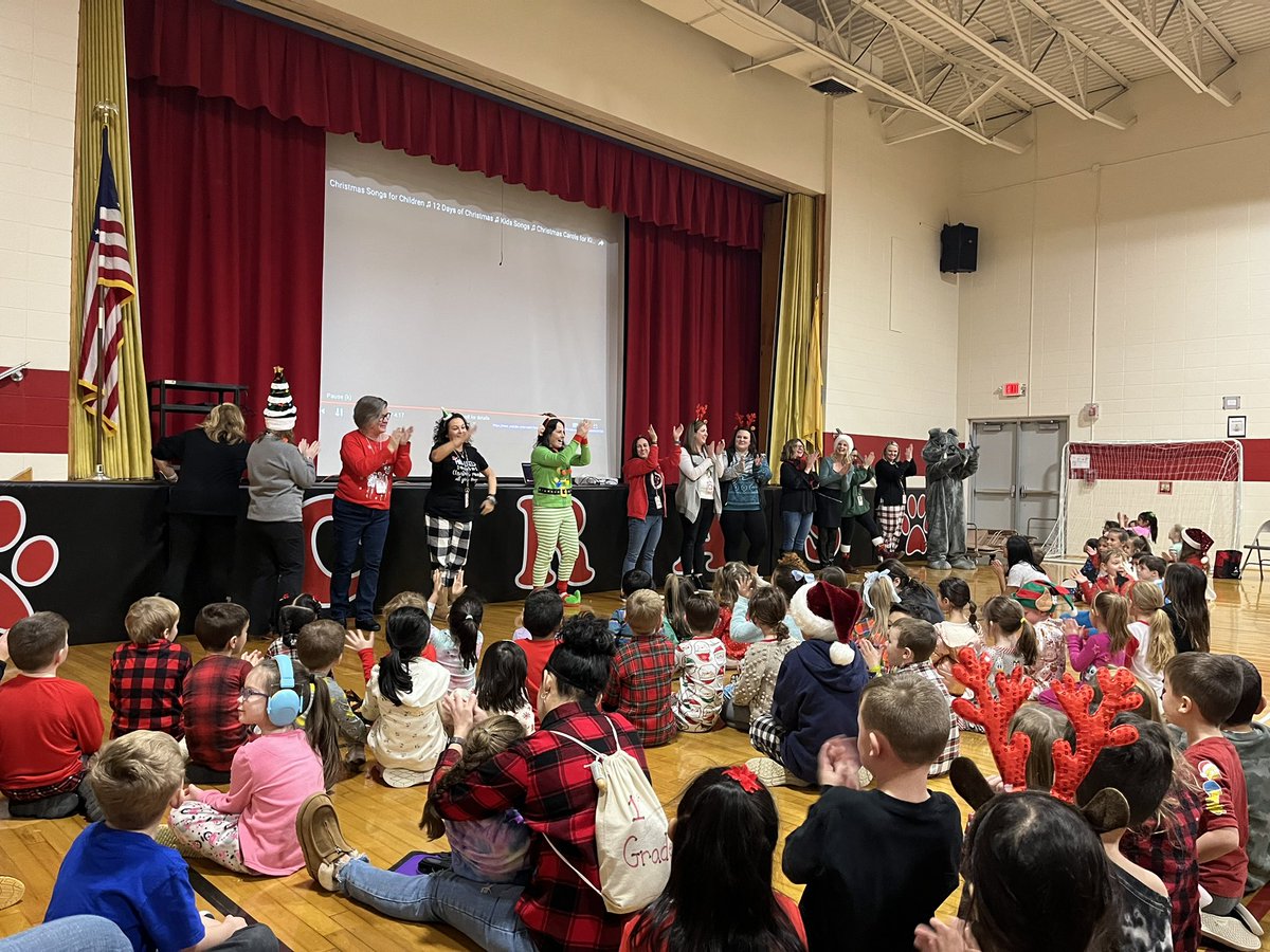 🎄 Applegate’s Annual Holiday Sing-along 🎶 Such a special tradition for our bulldogs! Happy holidays 🎉 @CRA_Bulldogs @CRAMrMillaway