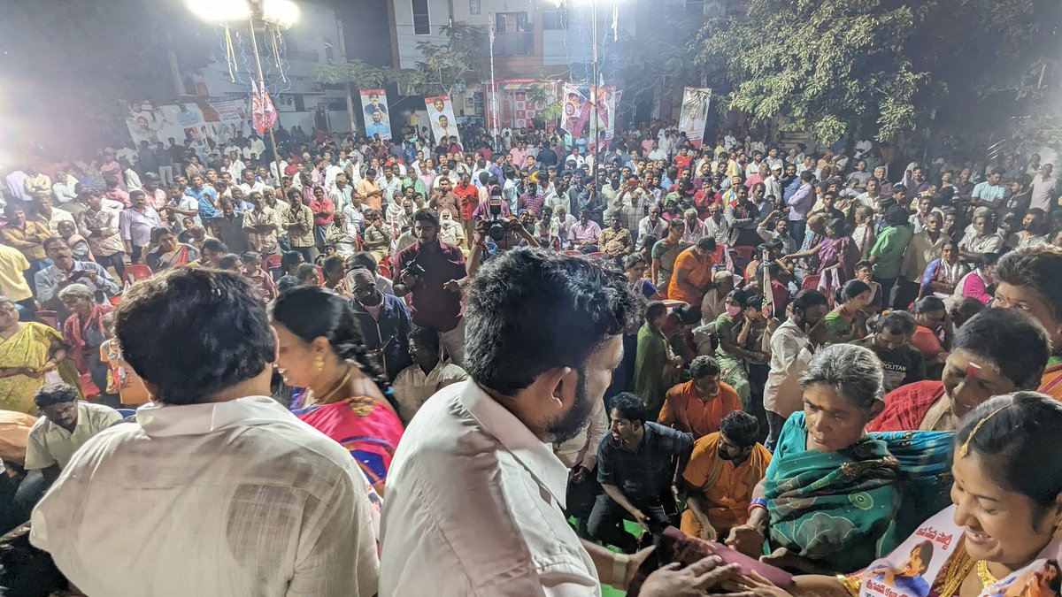 JanaSenaParty's tweet image. పిఠాపురం నియోజకవర్గం, గొల్లప్రోలు టౌన్‌కి  సంబంధించి ఈరోజు సుమారు 600 పురుషులు, 400 మంది మహిళలు జనసేన అధ్యక్షులు శ్రీ @PawanKalyan గారి సిద్దాంతాలు నచ్చి వివిధ పార్టీల నుంచి జనసేన పార్టీలో చేరటం జరిగింది.

#HelloAP_ByeByeYCP
#HelloAP_VoteForJanaSenaTDP