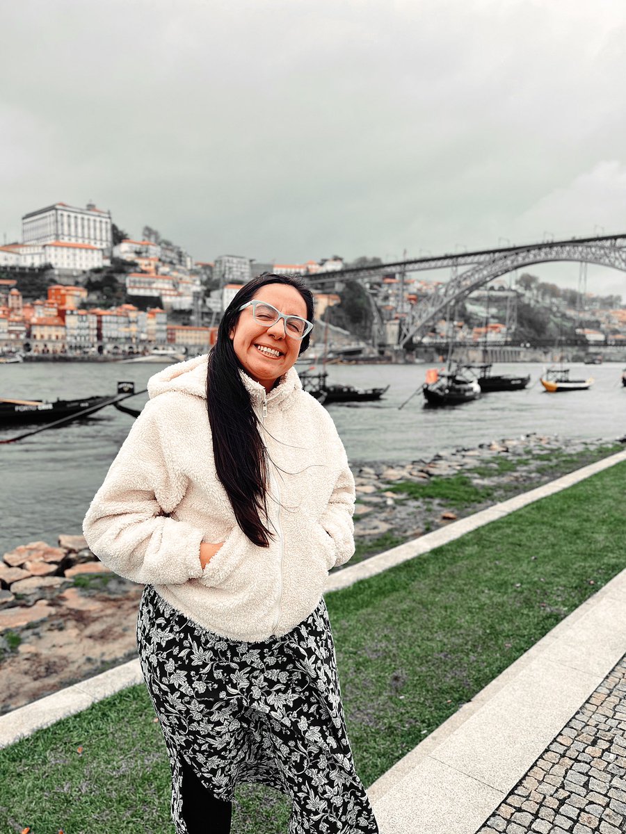 anedvisual's tweet image. En Porto-Portugal🇵🇹 una ciudad que nos encantó porque tiene una arquitectura antigua pero muy bien conservada y unos azulejos preciosos con ilustraciones bien hechas. Sus casas y calles estrechas y coloridas me recordaron a la Candelaria en Bogotá. Regresaría sin duda.