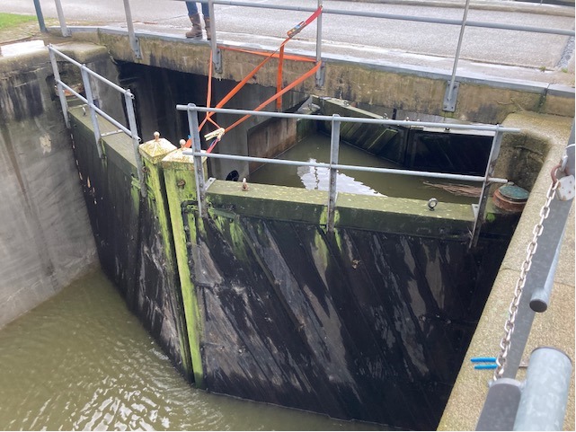 De waterstand IJsselmeer is nu 35 cm boven NAP en overstijgt in de komende dagen waarschijnlijk het alarmeringspeil van NAP +0,4m. We blijven alert en inspecteren de dijken dagelijks. Vanmiddag zijn als extra maatregel de stormdeuren van de Stontelerschutsluis gesloten #DenOever