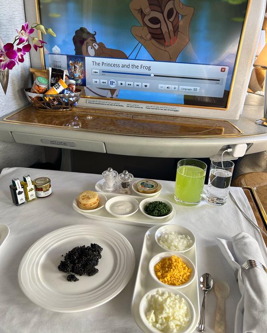 2 pic. Back to London ??✈️ #travel #firstclass https://t.co/fwjAFcBLI3