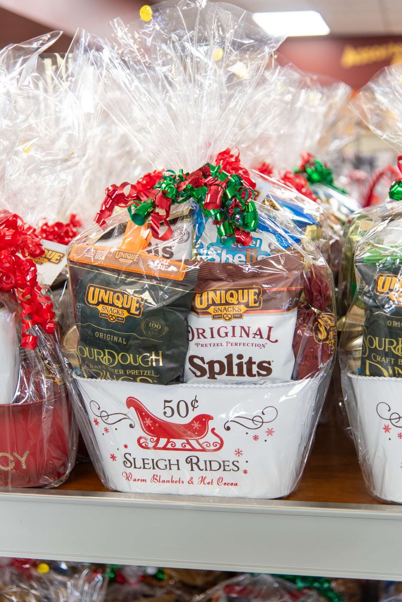 UniqueSnacksUSA's tweet photo. It’s lovely weather for a sleigh ride together with #snacks! 🛷🥨 If you’re looking for a last-minute gift, stop by the #UniqueSnacks store &amp; pick up a tasty gift for the in-laws. 🎁

#GetUnique #pretzels #readingpa #berkscounty #philly #giftideas #holidayshopping #phillysnacks https://t.co/dGKWX7mBKX