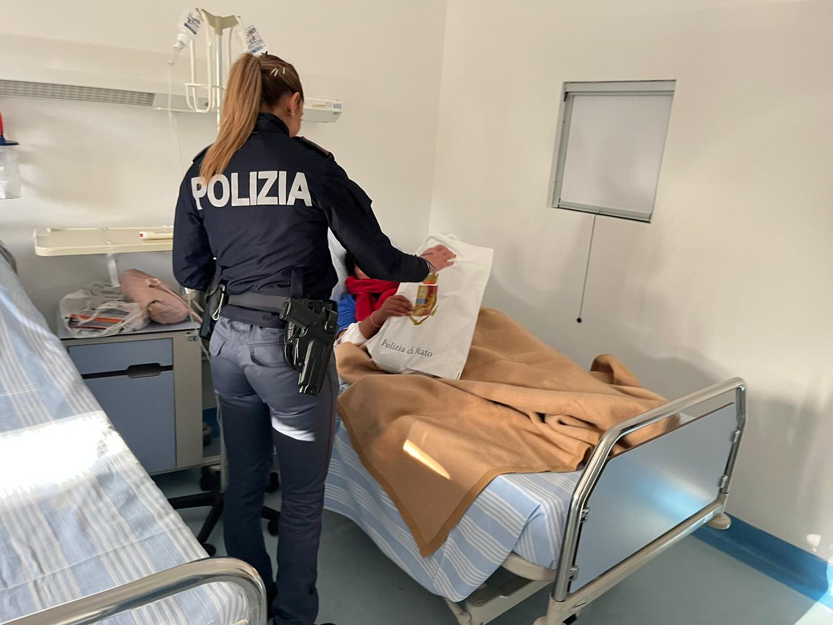 I poliziotti della questura di Roma, della Stradale e della Postale hanno portato un po' di gioia ai pazienti dell'ospedale Sandro Pertini
Questo è il nostro #essercisempre al servizio delle comunità in momenti  difficili
poliziadistato.it/articolo/15658…
#ivaloricheciuniscono #22dicembre